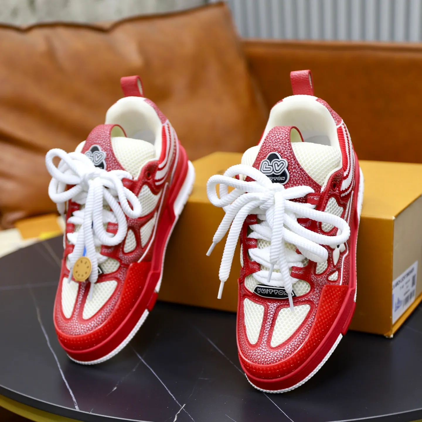Ex-factory price: 860💰LV Couple👫Louis Vuitton TRAINER sneakers classic Louis Vuitton men's artistic director Virgil Abloh picked inspiration to create this LV Trainer sneaker. Yingze crystal inlays present a colorful effect. VS can be matched with two gorgeous effect colors. The LV letter logo badge on the tongue is gorgeous and noble. The LV letter is decorated on the side. The outsole is decorated with a Monogram flower pattern. It shows the trend of elegance and nobility! Men's and women's models: 35-46